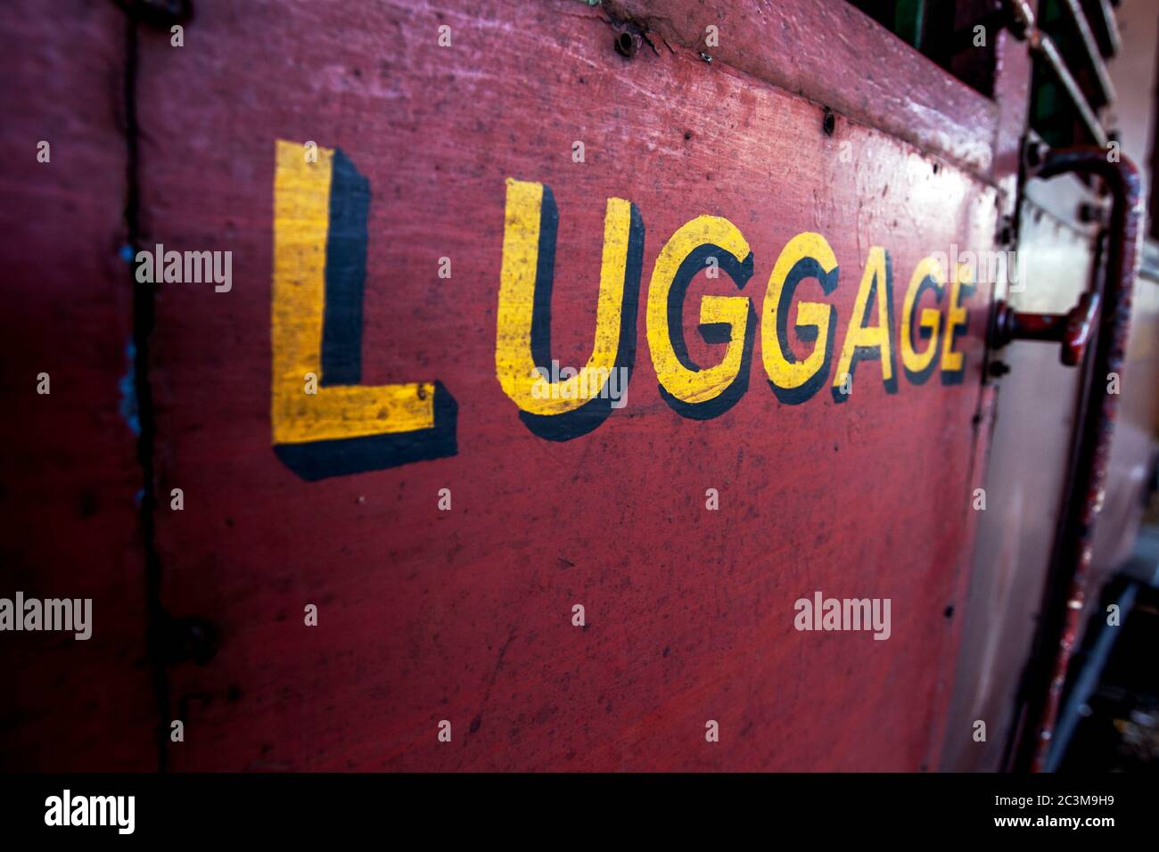 Un carro per bagagli alla stazione ferroviaria di Kandy nel centro dello Sri Lanka. Lo Sri Lanka ha un'eccellente rete ferroviaria costruita originariamente dagli inglesi. Foto Stock