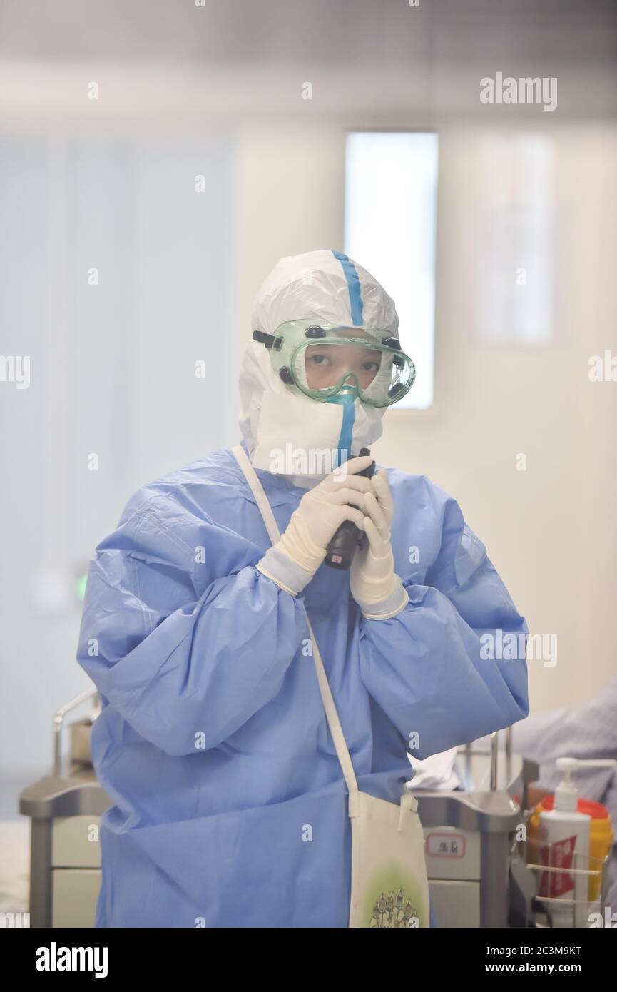 Pechino, Cina. 19 giugno 2020. Un'infermiera parla con un interfono in un reparto di isolamento nell'ospedale di Ditan a Pechino, capitale della Cina, 19 giugno 2020. Pechino ha segnalato 227 casi COVID-19 il 11 giugno 20. Credit: Peng Ziyang/Xinhua/Alamy Live News Foto Stock