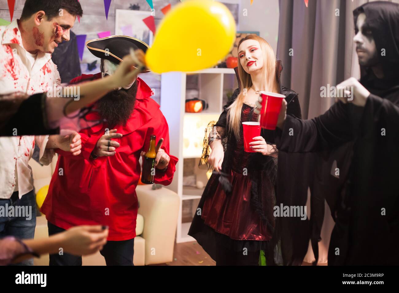 Spooky uomini e donne che celebrano Halloween. Costume creepy. Foto Stock