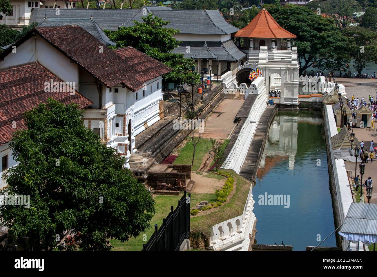 Una sezione del tempio buddista della reliquia del dente Sacro, compreso il fossato a Kandy in Sri Lanka. Foto Stock