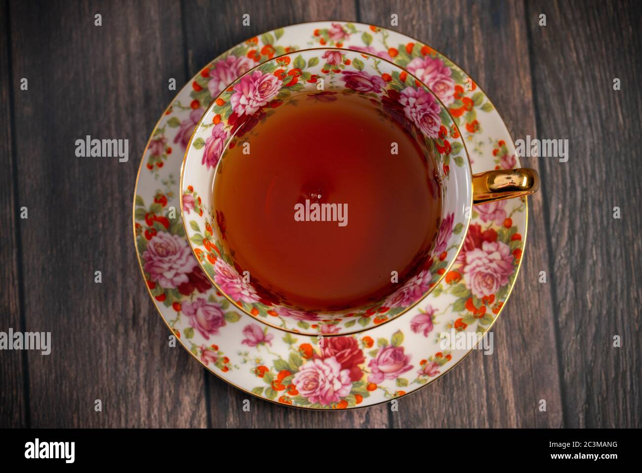 Tè nero in una graziosa tazza di porcellana Foto Stock