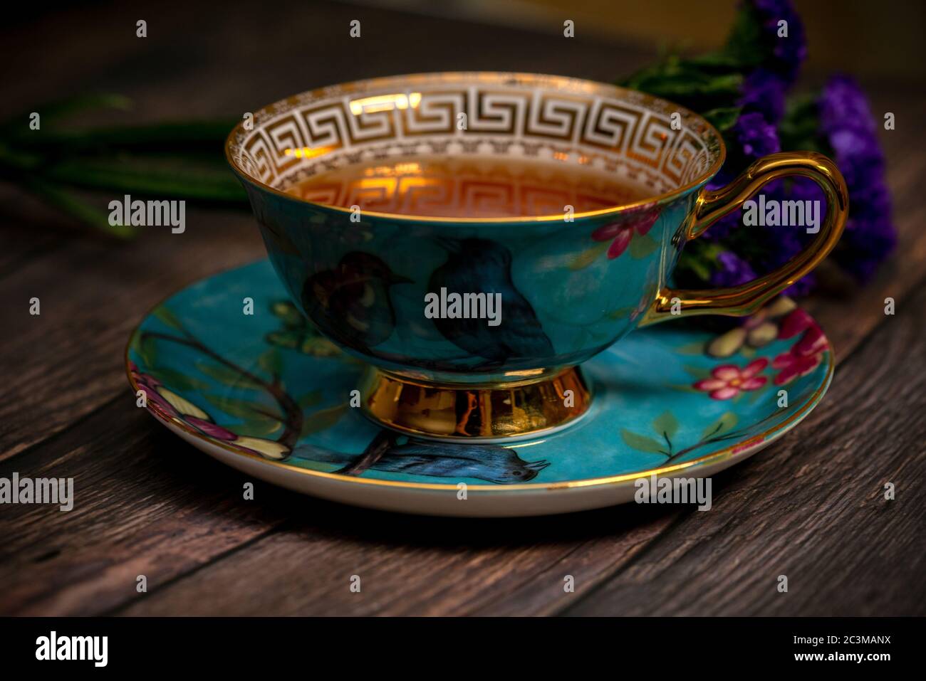 Tè nero in una graziosa tazza di porcellana Foto Stock