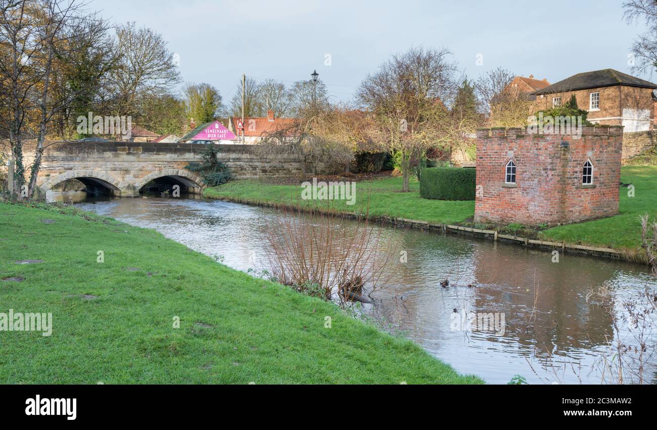 Bedale Beck, ponte e la storica casa di Lech utilizzata per la conservazione di sanguinose mediche Foto Stock