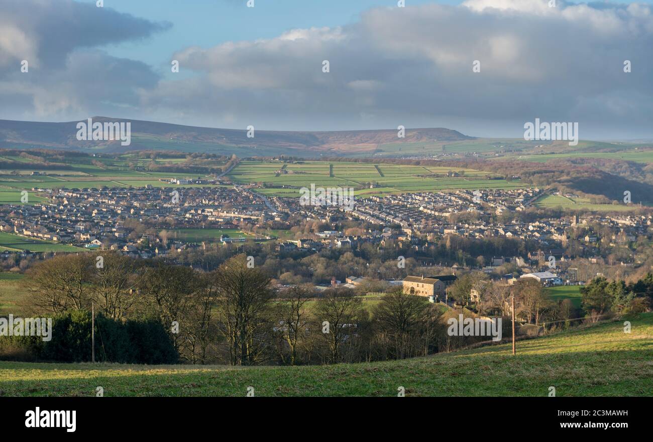 Vista sul villaggio di pennine di Honley verso le colline yorkshire pennine di Black Hill e West Nab Foto Stock