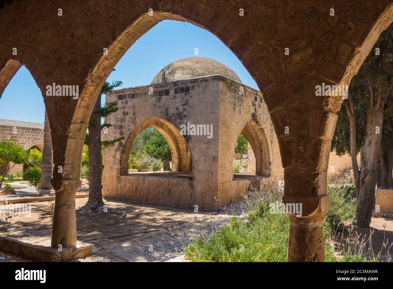 Arco nel monastero di Ayia Napa, Cipro. Il sito culturale più degno di visitare in città, l'edificio attuale risale a circa 1500. Foto Stock