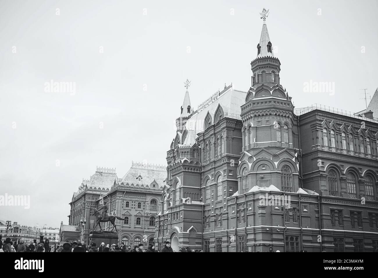 MOSCA - 02 GENNAIO 2017: Molti turisti camminano sulla Piazza Rossa. Edificio storico del Museo. Fotografia in bianco e nero Foto Stock
