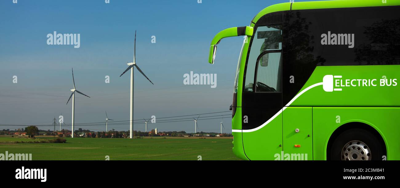 Autobus turistico elettrico su una strada cittadina Foto Stock