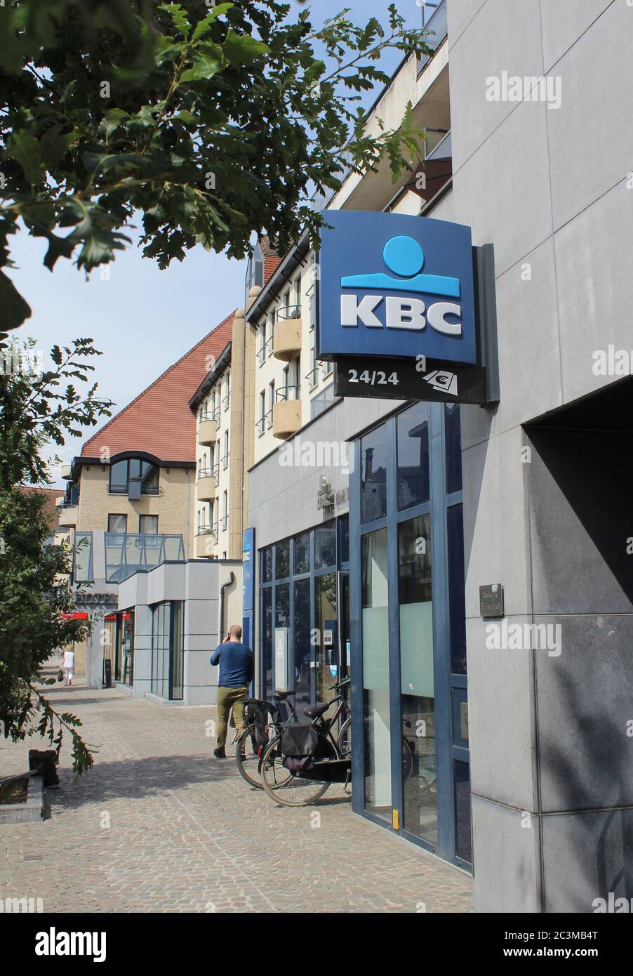 AALST, BELGIO, 12 GIUGNO 2020: Vista esterna di una filiale di alta strada della banca KBC in Belgio. KBC Group N.V. è un'azienda belga multicanale universale Foto Stock