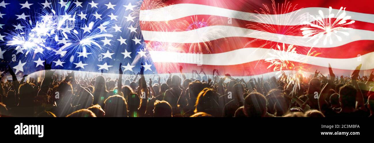Folla che celebra l'Indipendenza Day. Bandiera degli Stati Uniti d'America USA con sfondo fuochi d'artificio per il 4 luglio Foto Stock