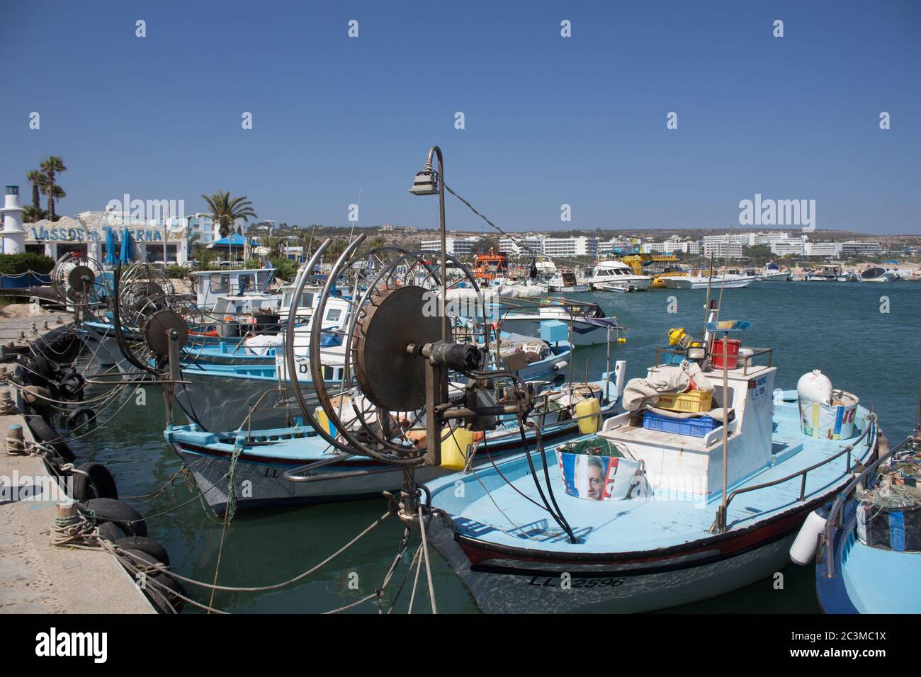 24 giugno 2015 - Ayia Napa, Cipro: Barche da pesca nel porto di Ayia Napa Foto Stock