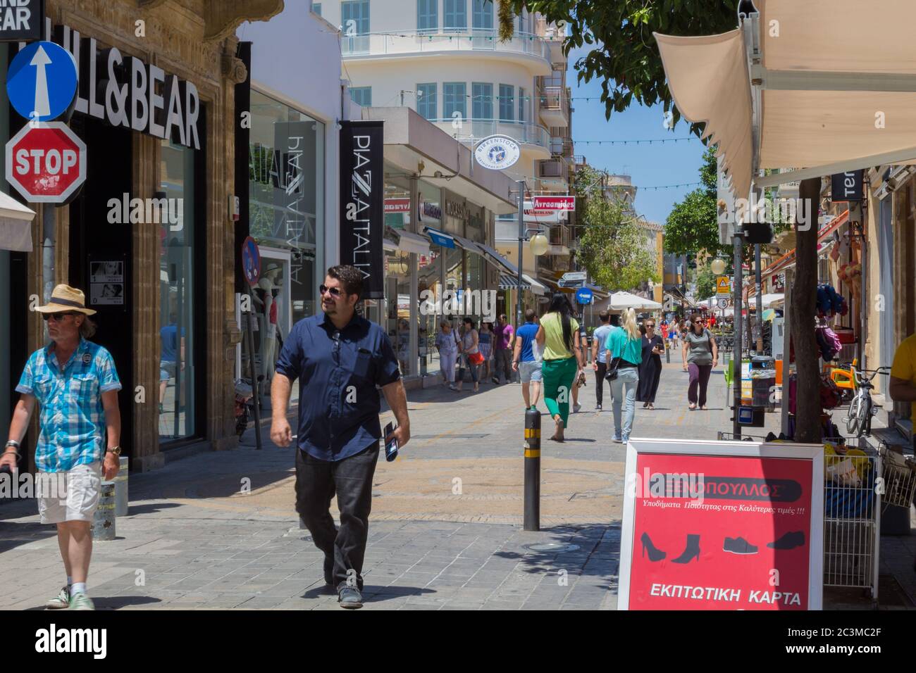 Strada tipica di Nicosia con molti bar e ristoranti. Nicosia, Cipro, 22 giugno 2015. Foto Stock