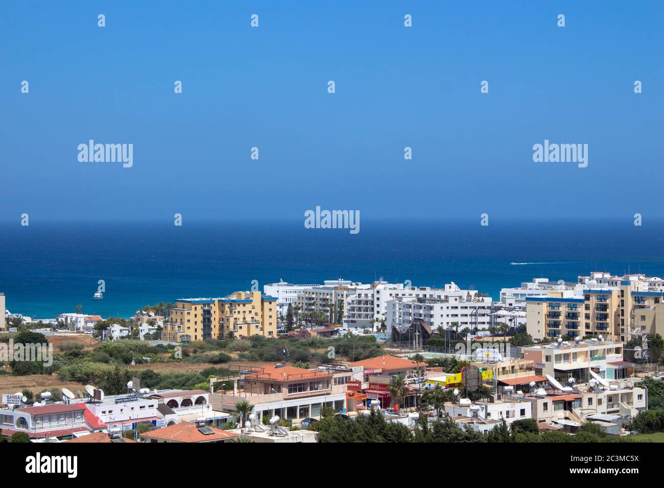 Protaras, Cipro - 19 giugno 2015: Vista panoramica del villaggio Protaras Foto Stock