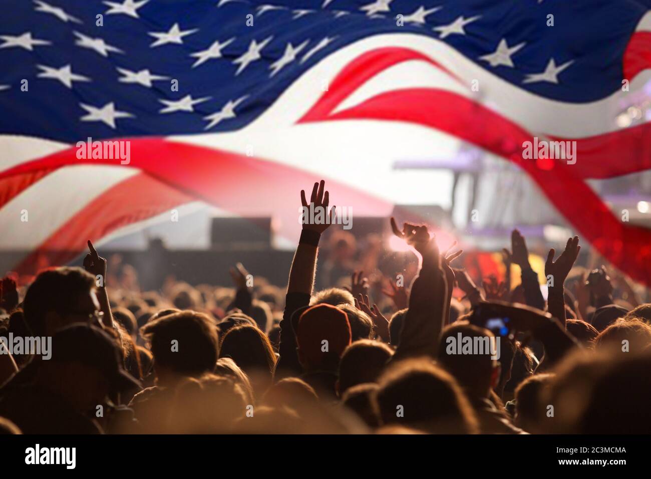 Folla che celebra l'Indipendenza Day. Bandiera degli Stati Uniti d'America USA con sfondo fuochi d'artificio per il 4 luglio Foto Stock