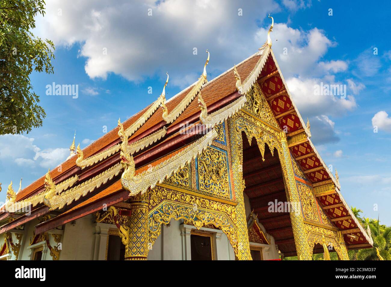 Wat Phra Singh - Tempio buddista a Chiang mai, Thailandia in una giornata estiva Foto Stock