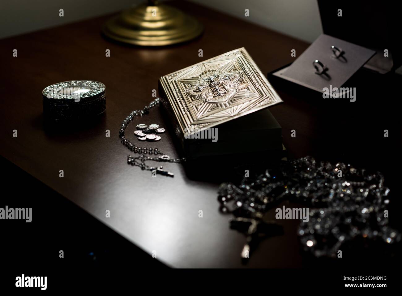 Colpo selettivo della bibbia Santa, collane di cristallo con croci d'argento e una scatola di metallo di gioielli Foto Stock