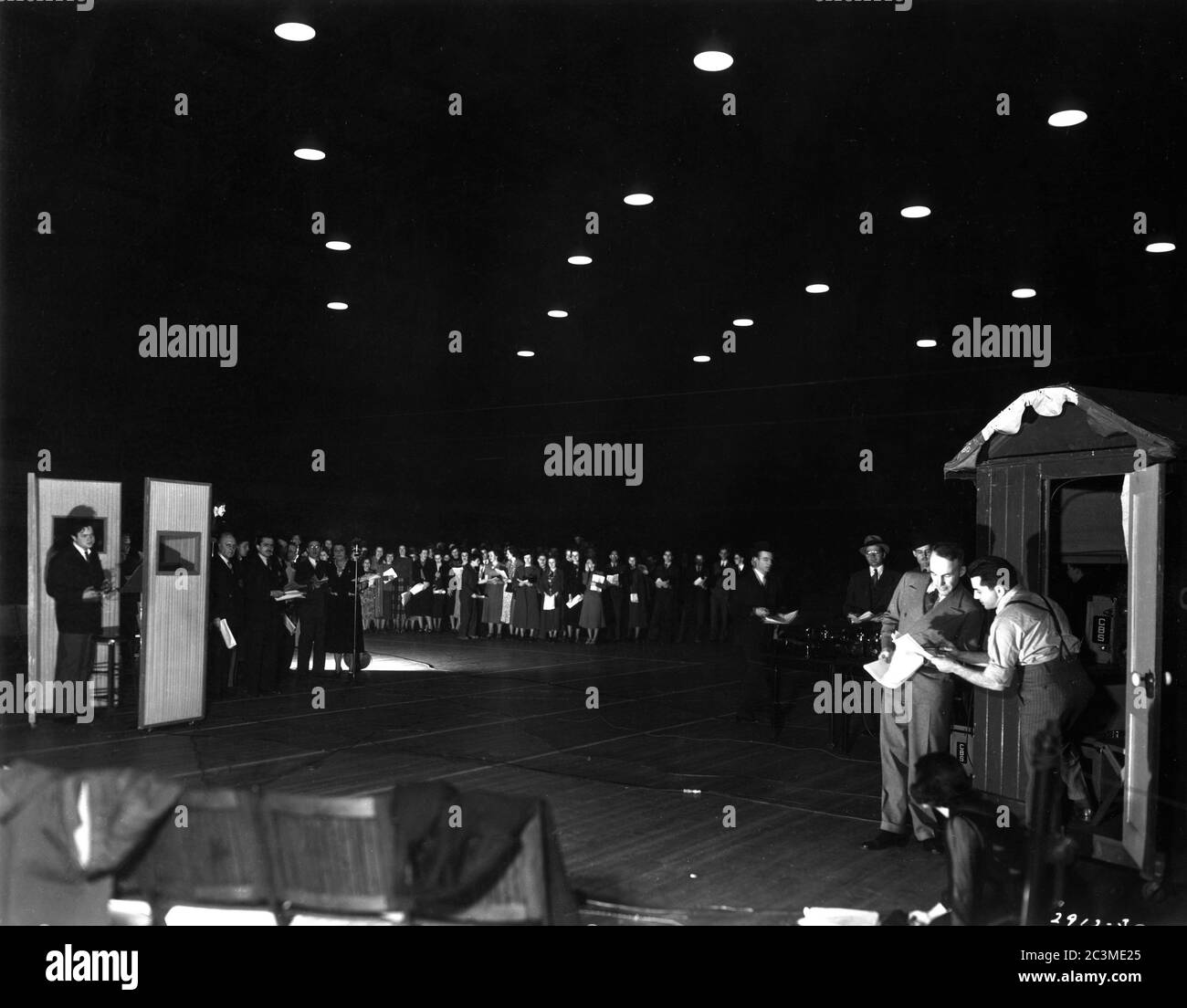 ORSON WELLES come annunciatore radio (all'estrema sinistra) con lo scrittore ARCHIBALD MACLEISH e il direttore IRVING REIS (a destra guardando lo script) Durante la trasmissione radiofonica di CADUTA DELLA CITTÀ verse di ARCHIBALD MACLEISH aprile 11 1937 Foto di Bert Lawson musica Bernard Herrmann produttore / regista Irving Reis Columbia Broadcasting System (CBS) Foto Stock