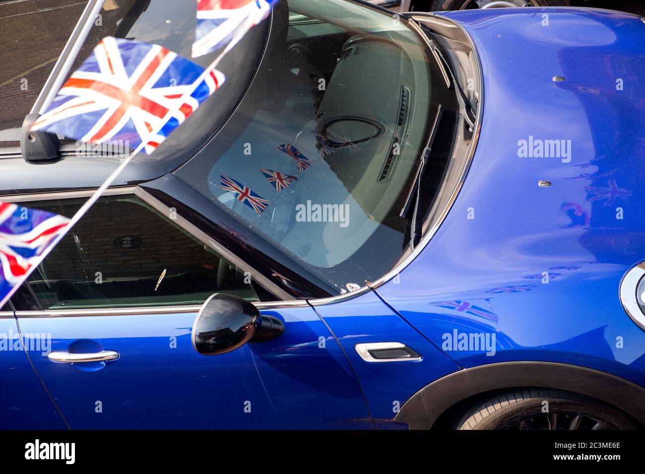 Union Jack bandiera che raggruppa su una mini-auto costruita in Gran Bretagna Foto Stock