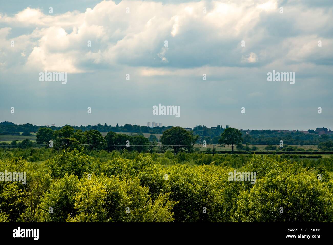 Una vista panoramica della campagna pianeggiante che guarda ad ovest verso Glasgow dai campi vicino alla piccola città di Kilsyth. Foto Stock