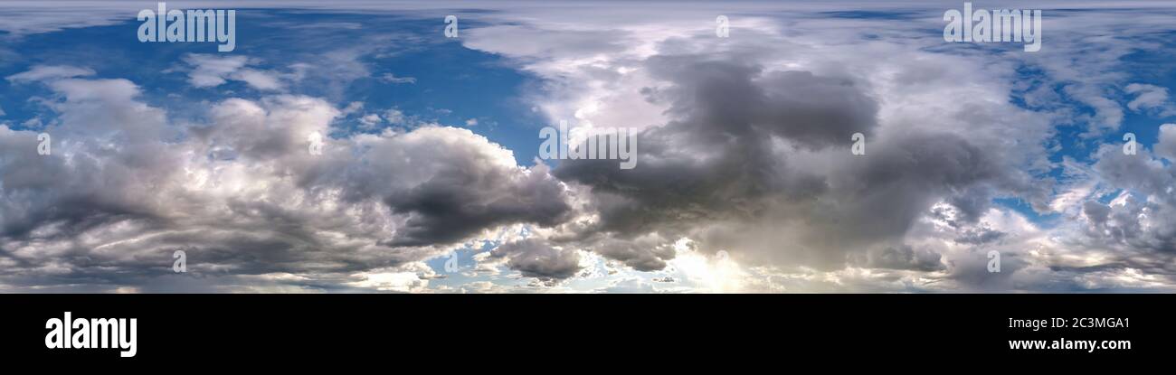 cielo scuro con belle nuvole nere prima della tempesta. Panoramica hdri senza cuciture con angolo di 360 gradi e Zenith senza terra per l'uso nella grafica 3d o. Foto Stock