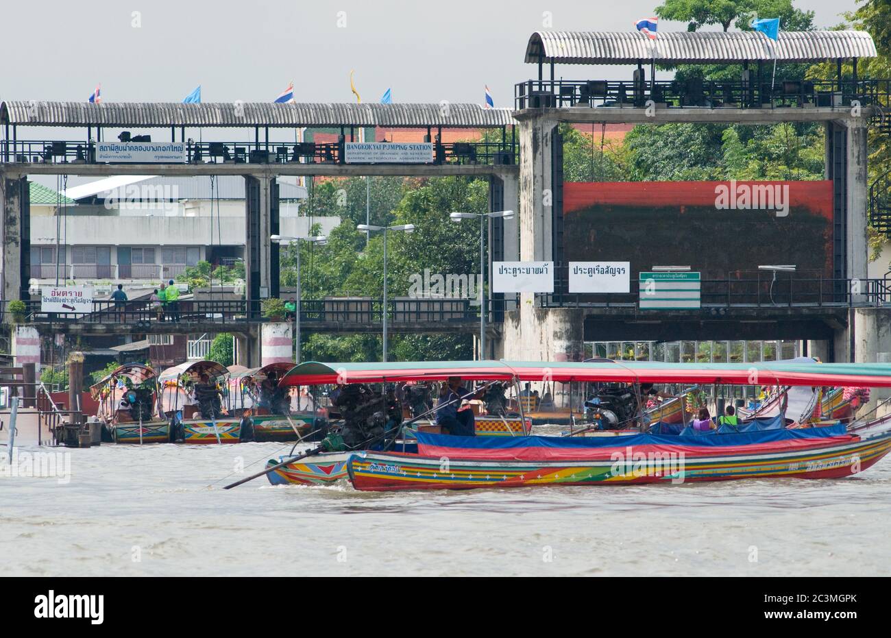 BANGKOK, THAILANDIA - OTTOBRE 17: Barche a coda lunga in attesa di una floodgate sul fiume Chao Praya durante le peggiori inondazioni di decenni a Bangkok, Thailandia Foto Stock