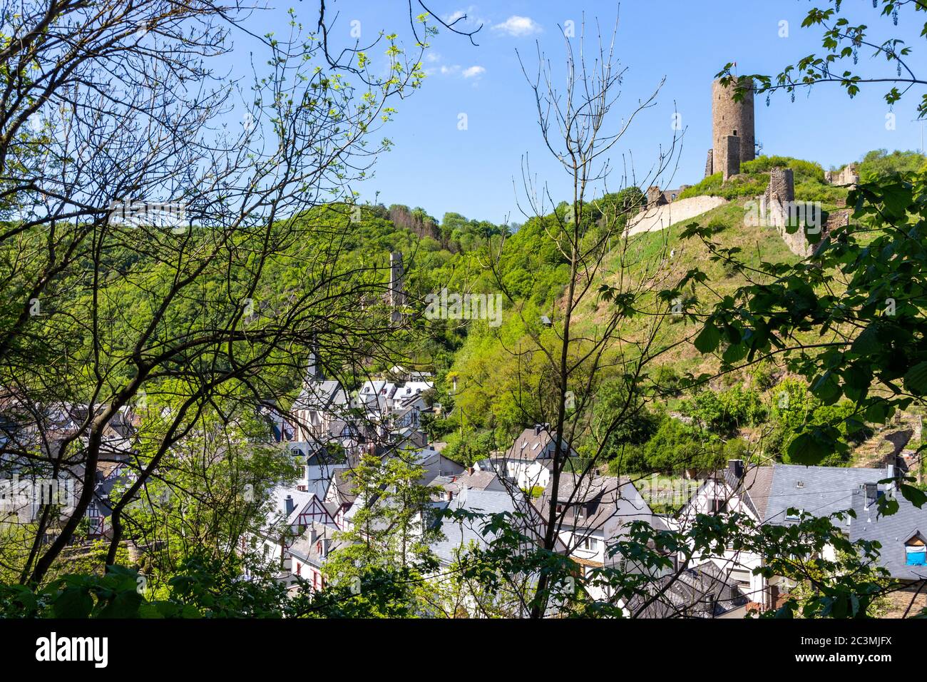 Vista panoramica al villaggio Monreal nel Eifel, Renania-Palatinato Foto Stock