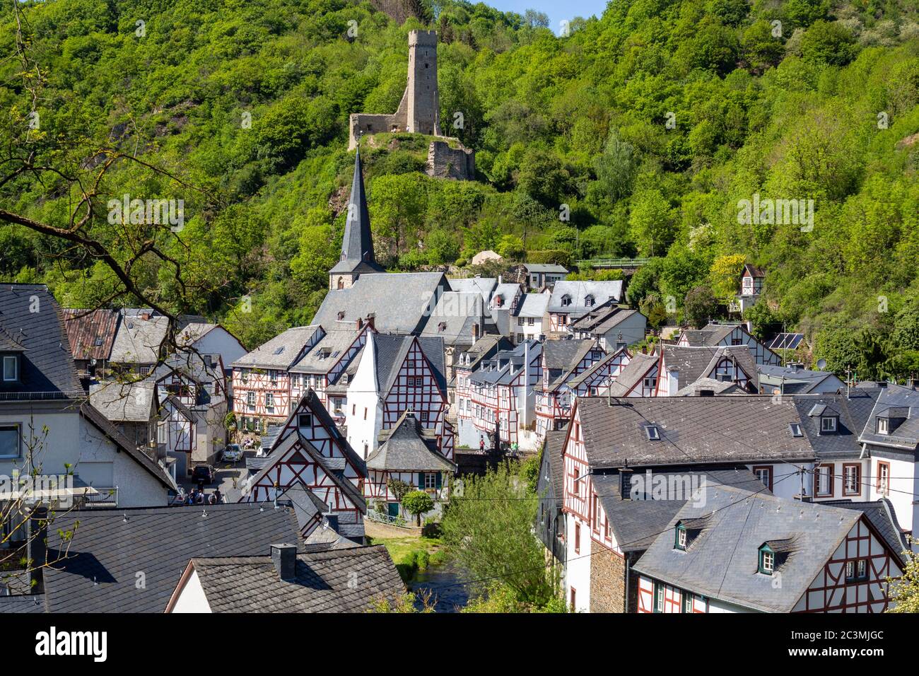 Vista panoramica su case a graticcio e rovine Loewenburg nel villaggio di Monreal, Eifel, Germania Foto Stock