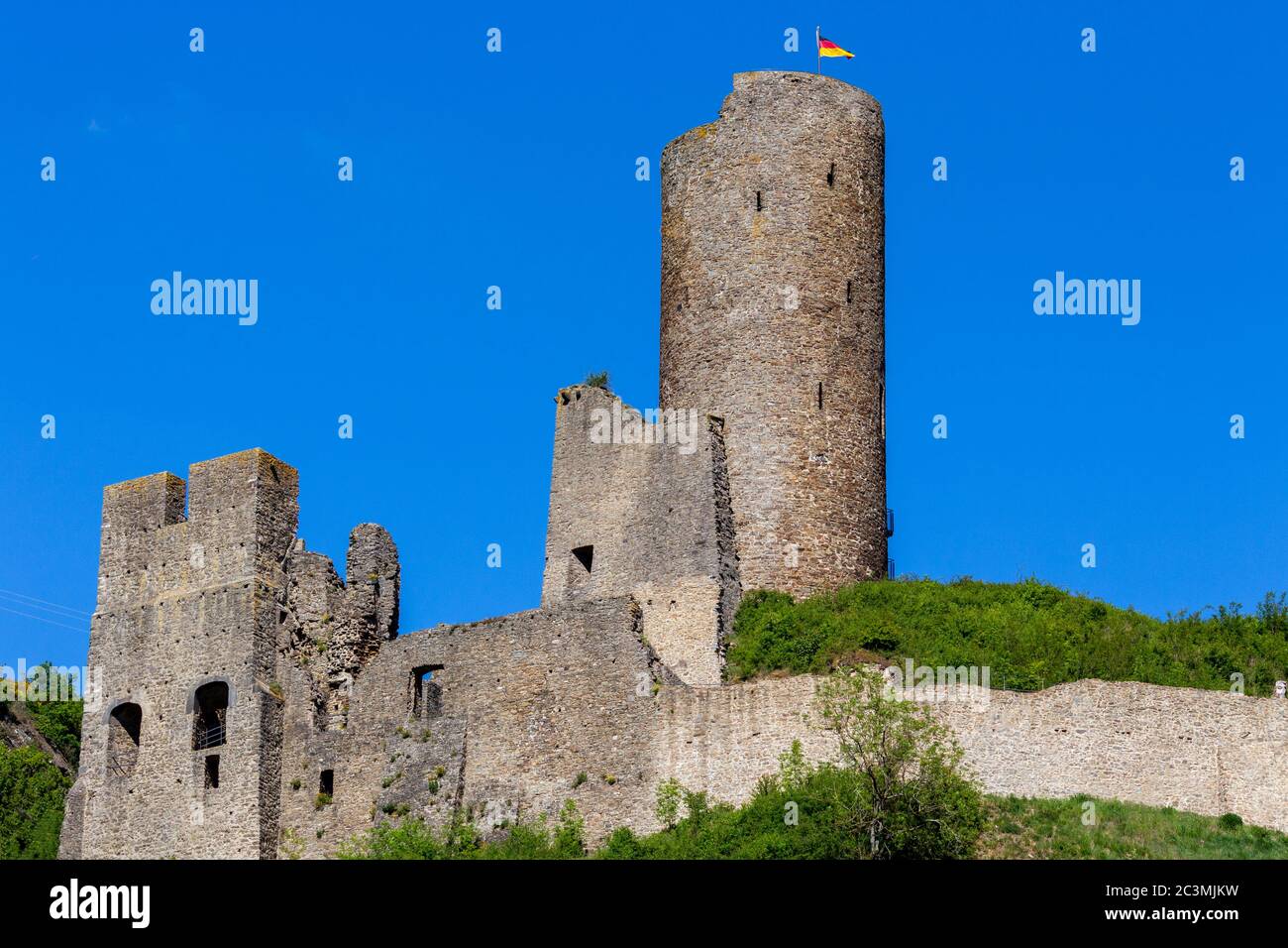 Vista al castello di rovine Monreal o Philippsburg a Monreal, Eifel, Germania Foto Stock