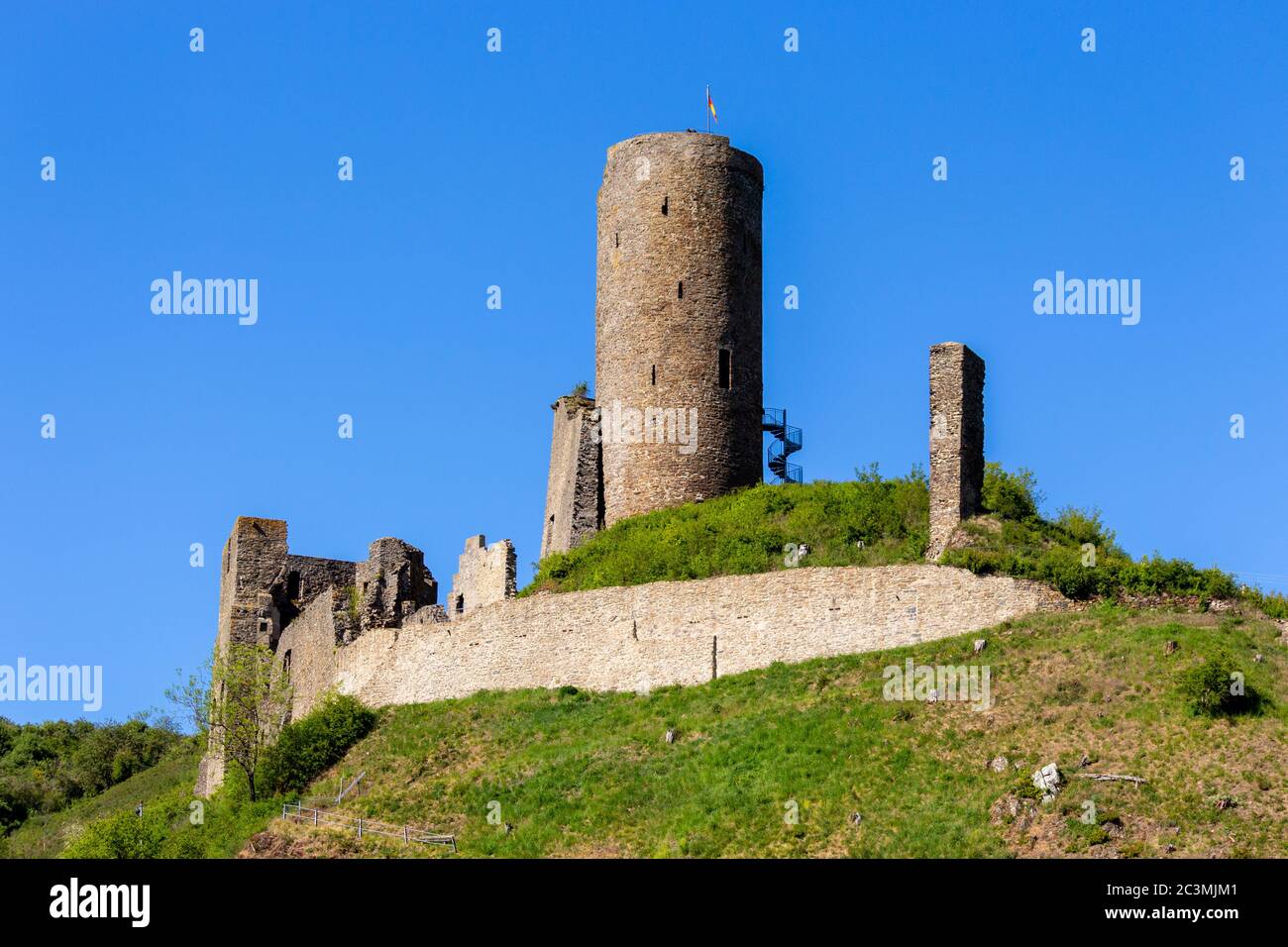 Vista al castello di rovine Monreal o Philippsburg a Monreal, Eifel, Germania Foto Stock