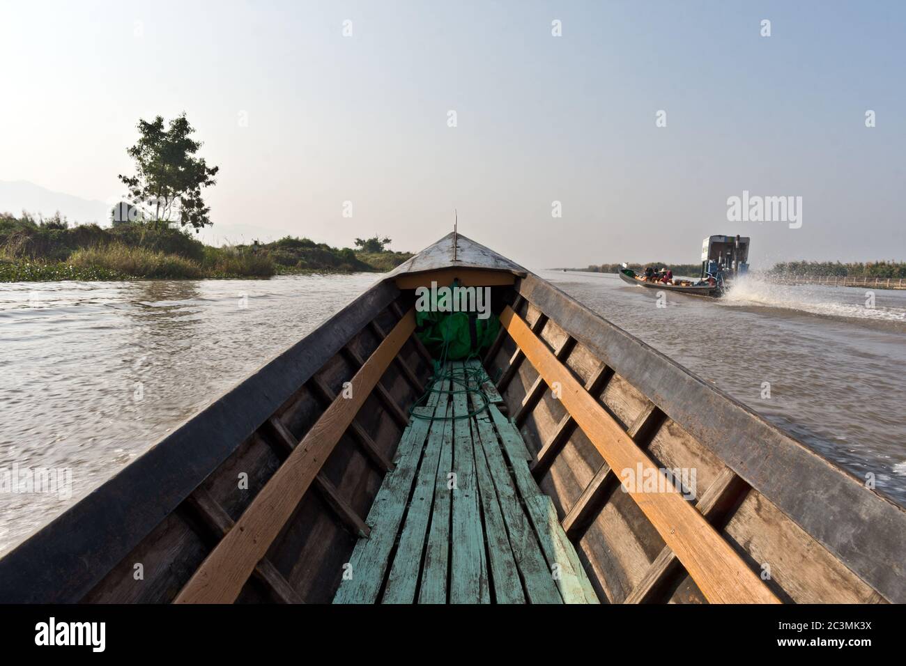 Barca che attraversa il villaggio galleggiante di Nampan al lago Inle, Nyaung Shwe, Myanmar, Asia Foto Stock