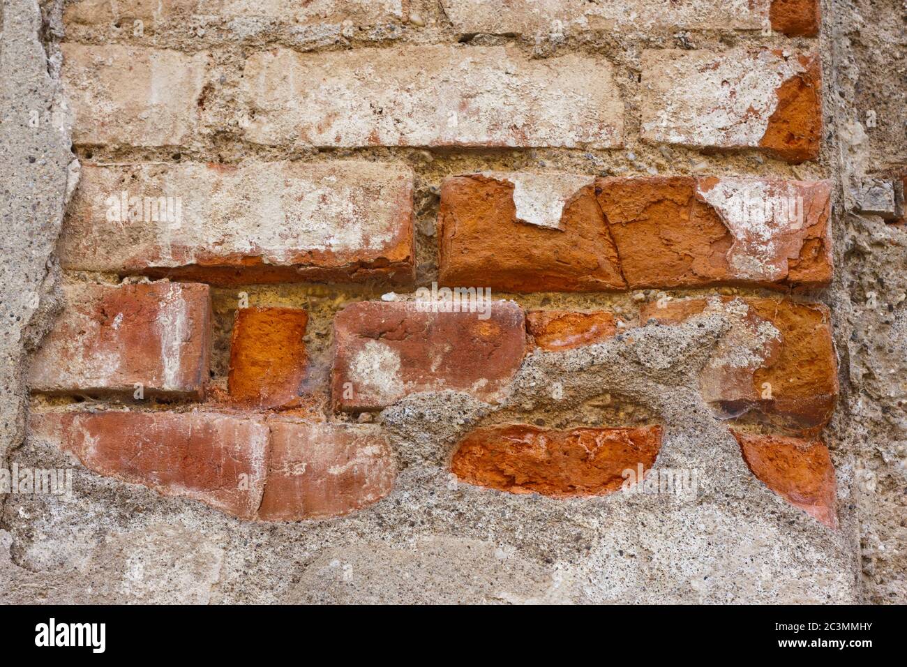 vecchio muro di mattoni con il motar rotto Foto Stock