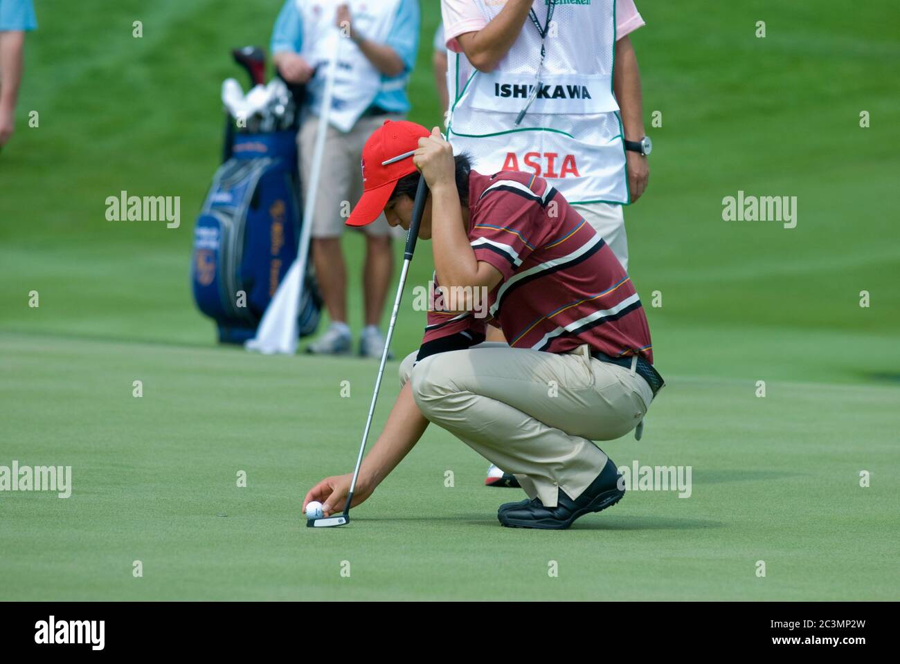 BANGKOK, THAILANDIA - 8 GENNAIO: Il giocatore giapponese di golf Ryo Ishikawa prepara un put al torneo Royal Trophy, Asia vs Europa, ad Amata Spring, Bang Foto Stock