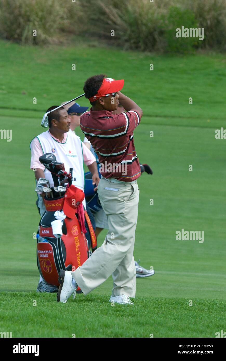 BANGKOK, THAILANDIA - 8 GENNAIO: Thongchai Jaidee giocatore di golf thailandese che ha colpito giù il fairway al torneo del Royal Trophy, Asia contro Europa, ad Amata SPR Foto Stock