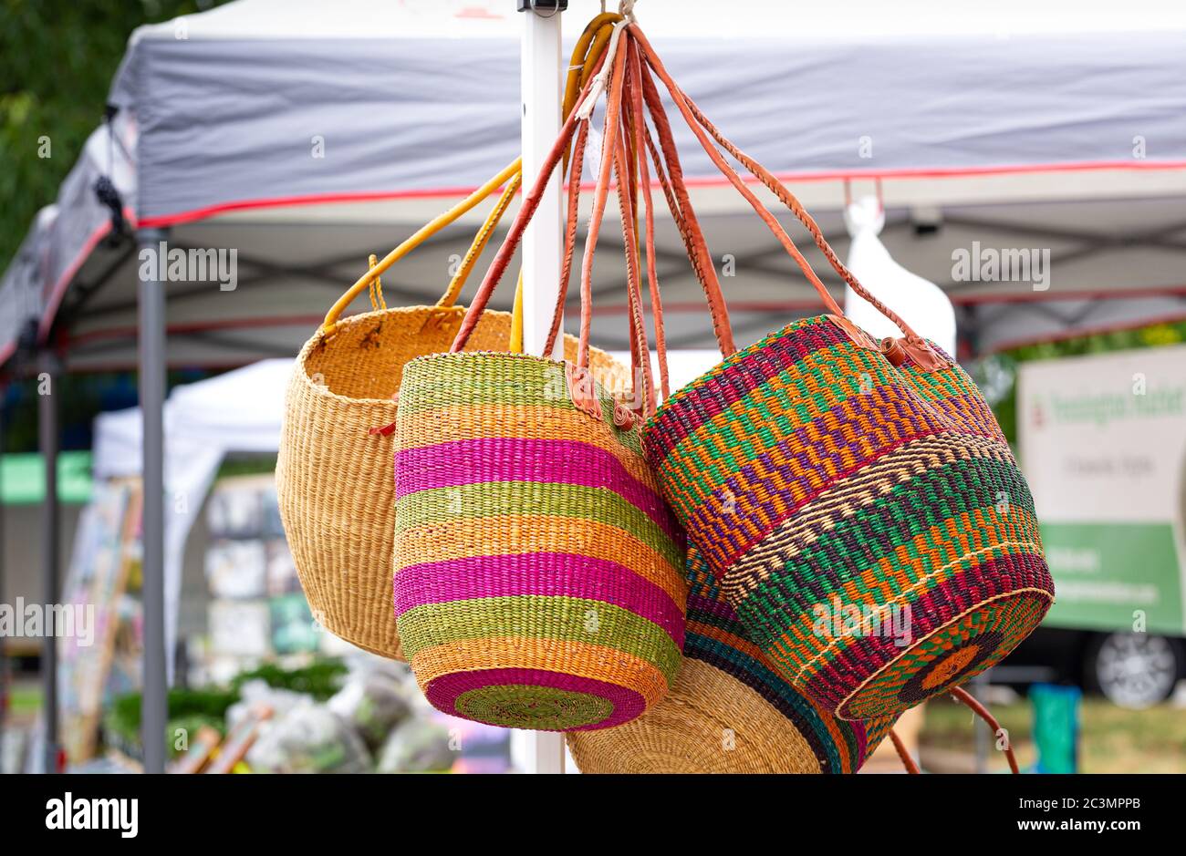 Gruppo di grandi cestini tessuti a mano dell'Africa occidentale per la vendita ad un bazar di shopping all'aperto Foto Stock
