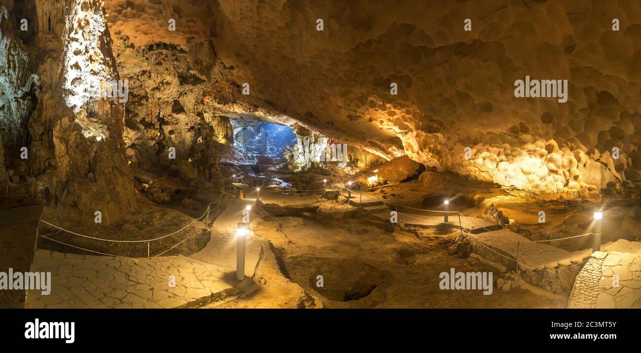Panorama di enorme grotta nella baia di Halon, Vietnam in una giornata estiva Foto Stock