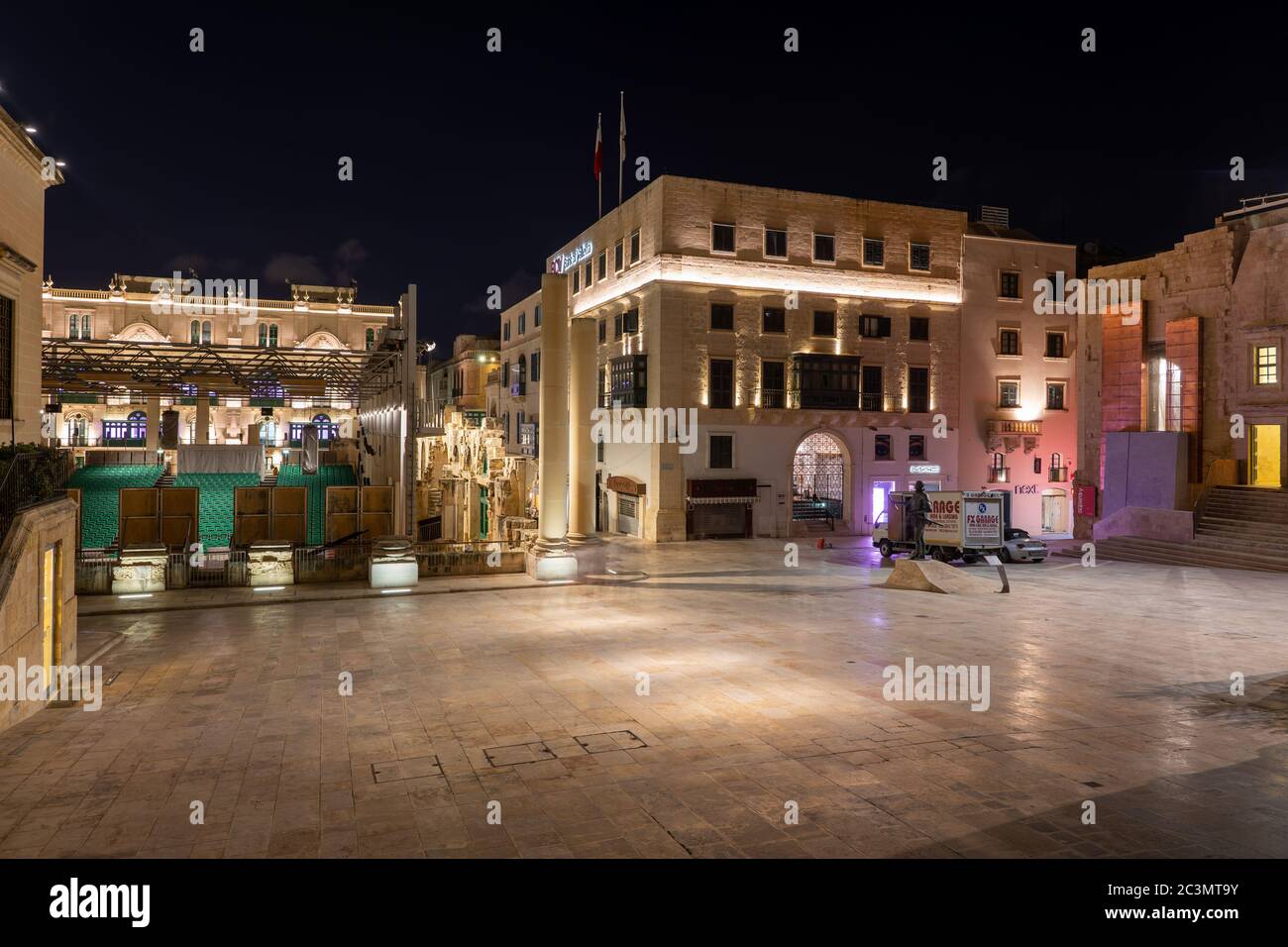 Pjazza Jean De Valette di notte nella città di Valleta a Malta Foto Stock