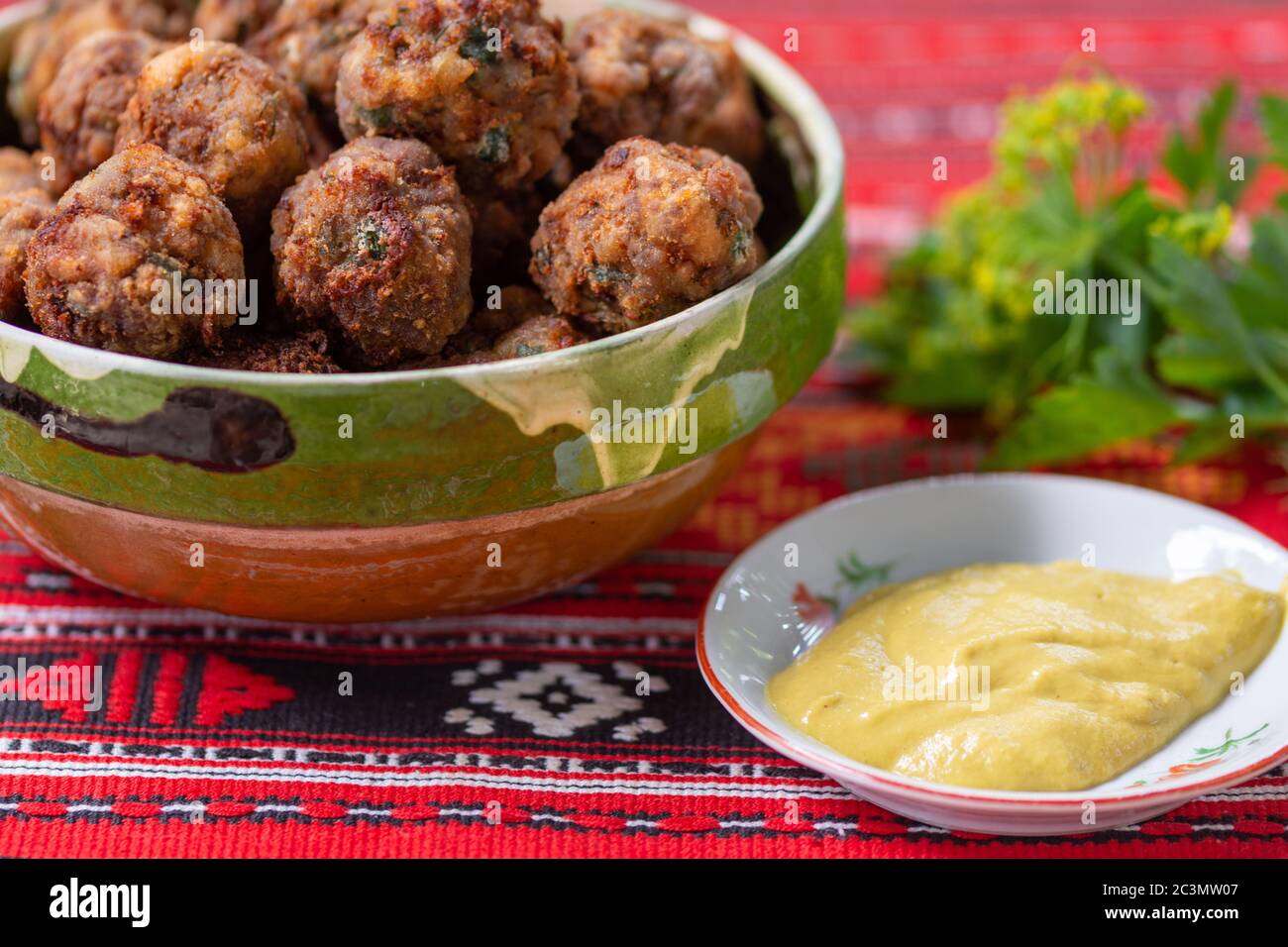 polpette di carne fritte in ciotola di argilla su panno tradizionale' Foto Stock