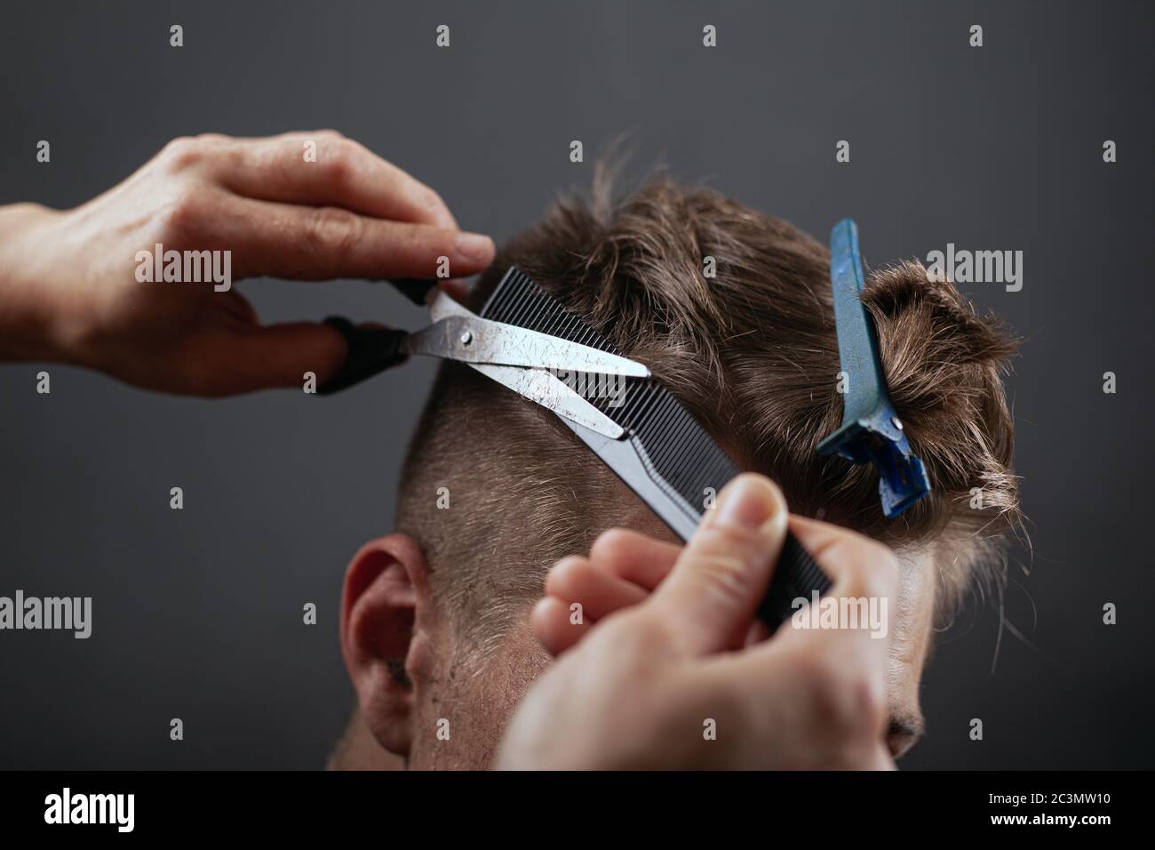 barbiere negozio di capelli da uomo, elegante acconciatura. Foto Stock