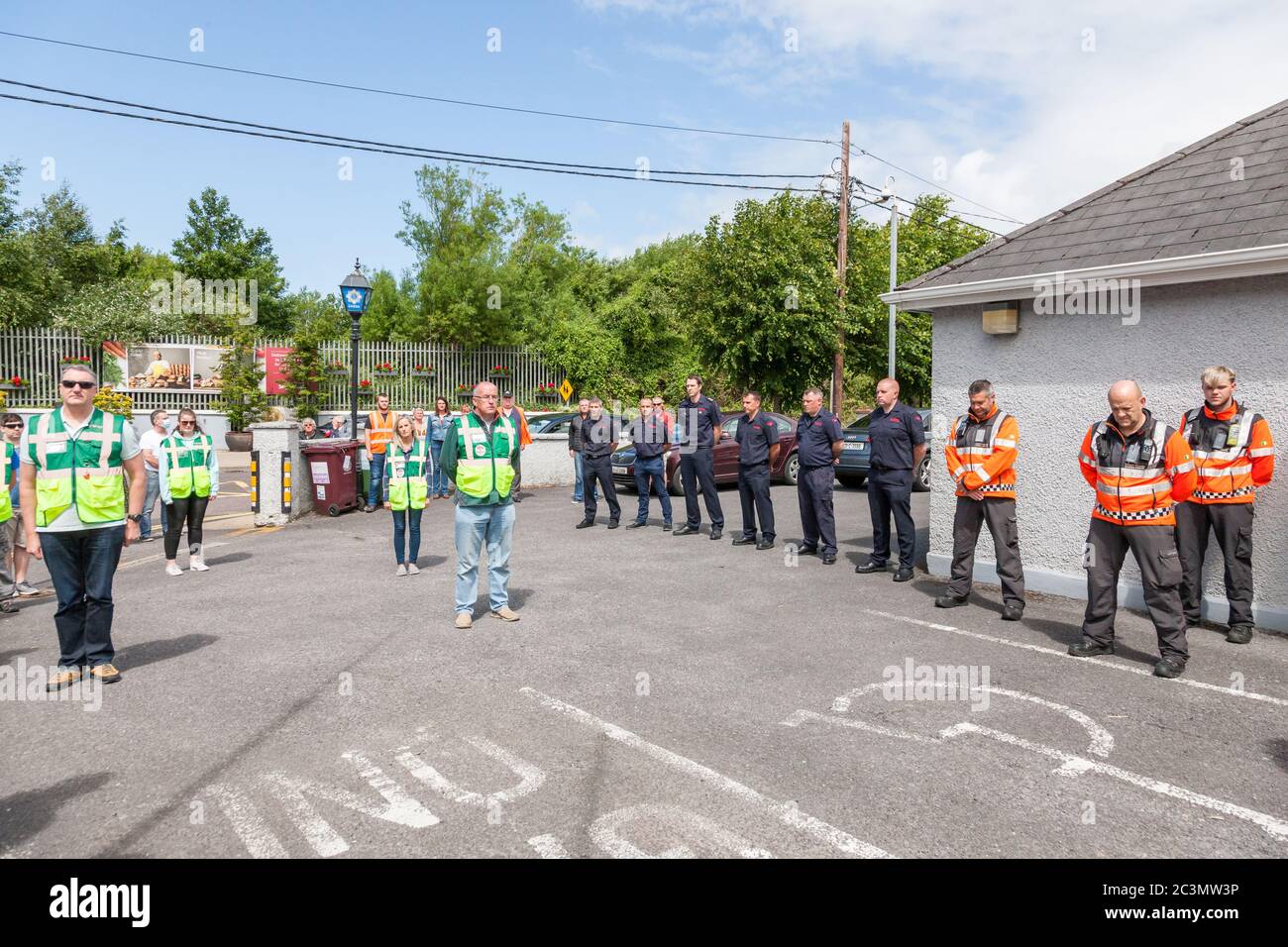 Carrigaline, Cork, Irlanda. 21 Giugno 2020. I membri di un Garda Síochána, soccorritori e cittadini osservano un minuto di silenzio alle 12 fuori dalla stazione di Carrigaline Garda in Co. Cork, come segno di rispetto per il detective Garda Colm Horkan, assassinato in linea di servizio la scorsa settimana. - credito; David Creedon / Alamy Live News Foto Stock