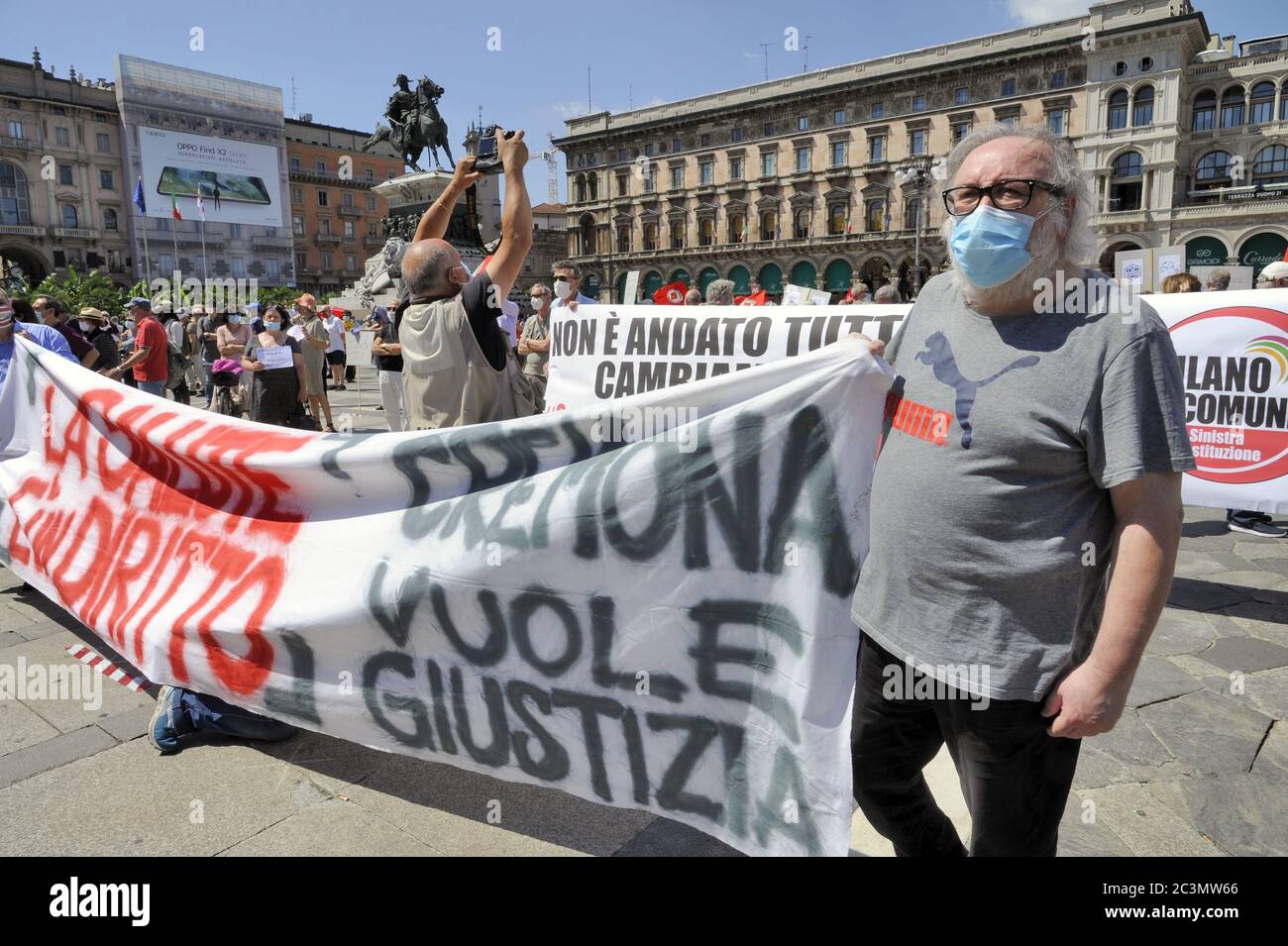 Milano, 2020 giugno, manifestazione di partiti di centro-sinistra, sindacati, associazione Medicina Democratica e molte altre organizzazioni in protesta contro la disastrosa gestione dell'emergenza Coronavirus da parte della Regione Lombardia, per chiedere la messa in servizio della Sanità pubblica e le dimissioni del Governatore Attilio Fonta e del Consigliere Giulio Gallera. Foto Stock