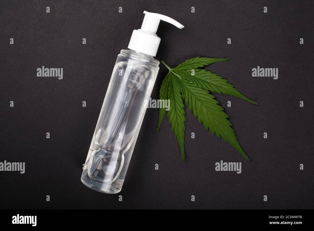 Profumi, sanitizzanti e foglie di marijuana a base di cannabis su sfondo scuro. Foto Stock