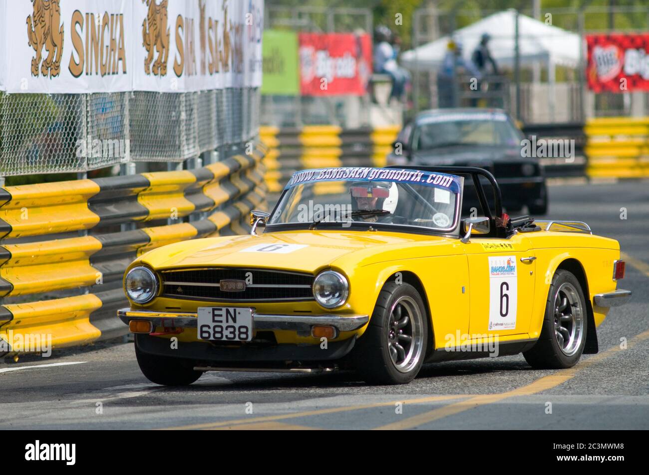 BANG SAEN - NOVEMBRE 13: Classica auto sportiva TR6 del Triumph britannico che partecipa alla gara di auto d'epoca durante il Bang Saen Speed Festival 2010 di novembre Foto Stock