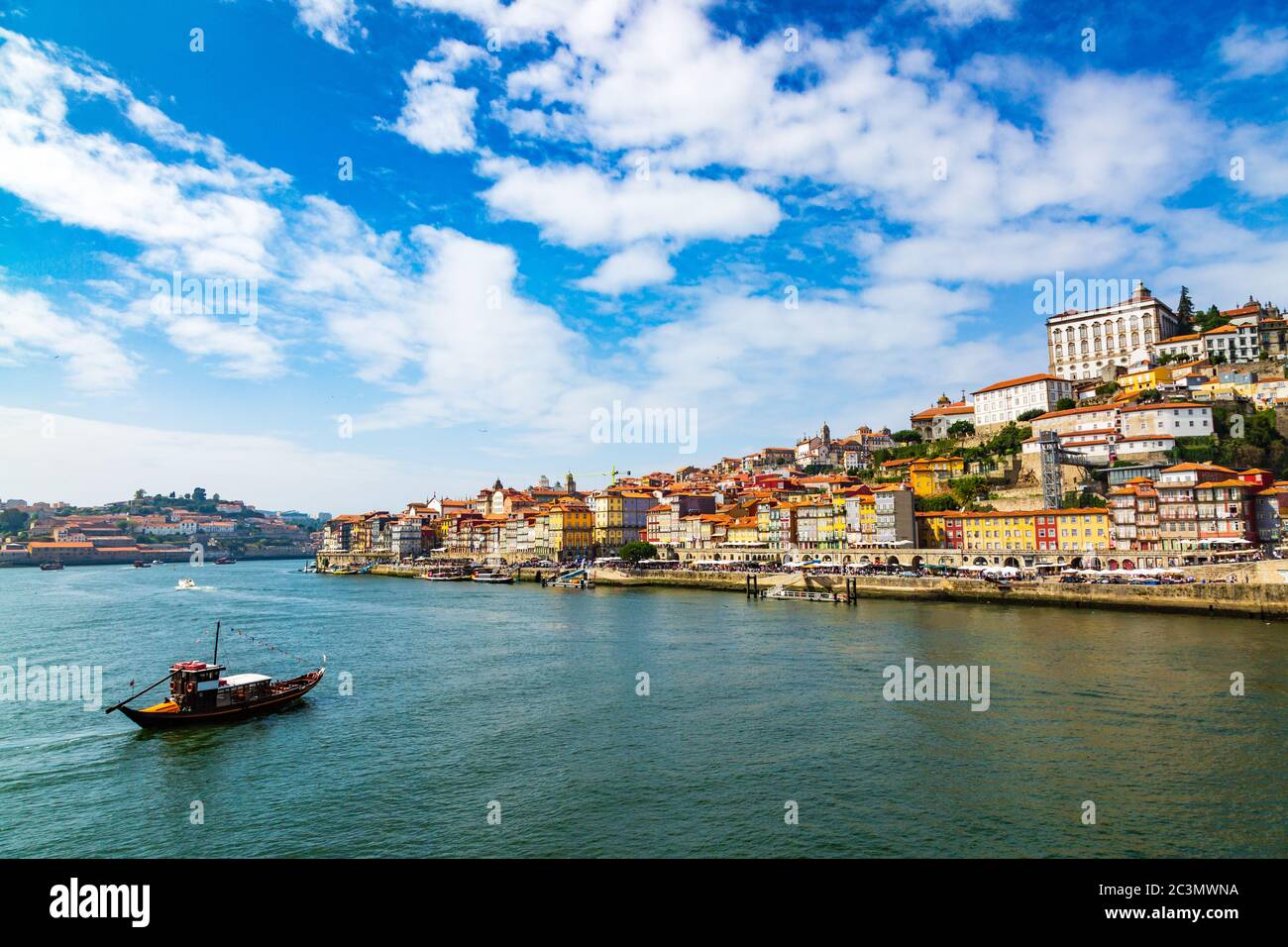 Porto, il paesaggio urbano della città vecchia del Portogallo e il fiume Douro con le barche tradizionali di Rabelo Foto Stock