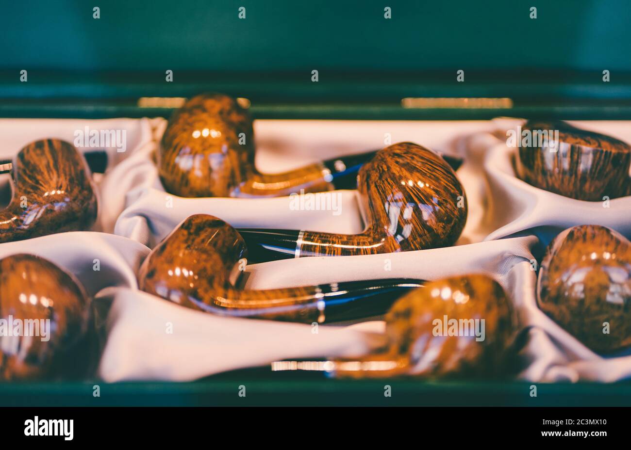 Tubi di legno di tabacco nel caso Foto Stock
