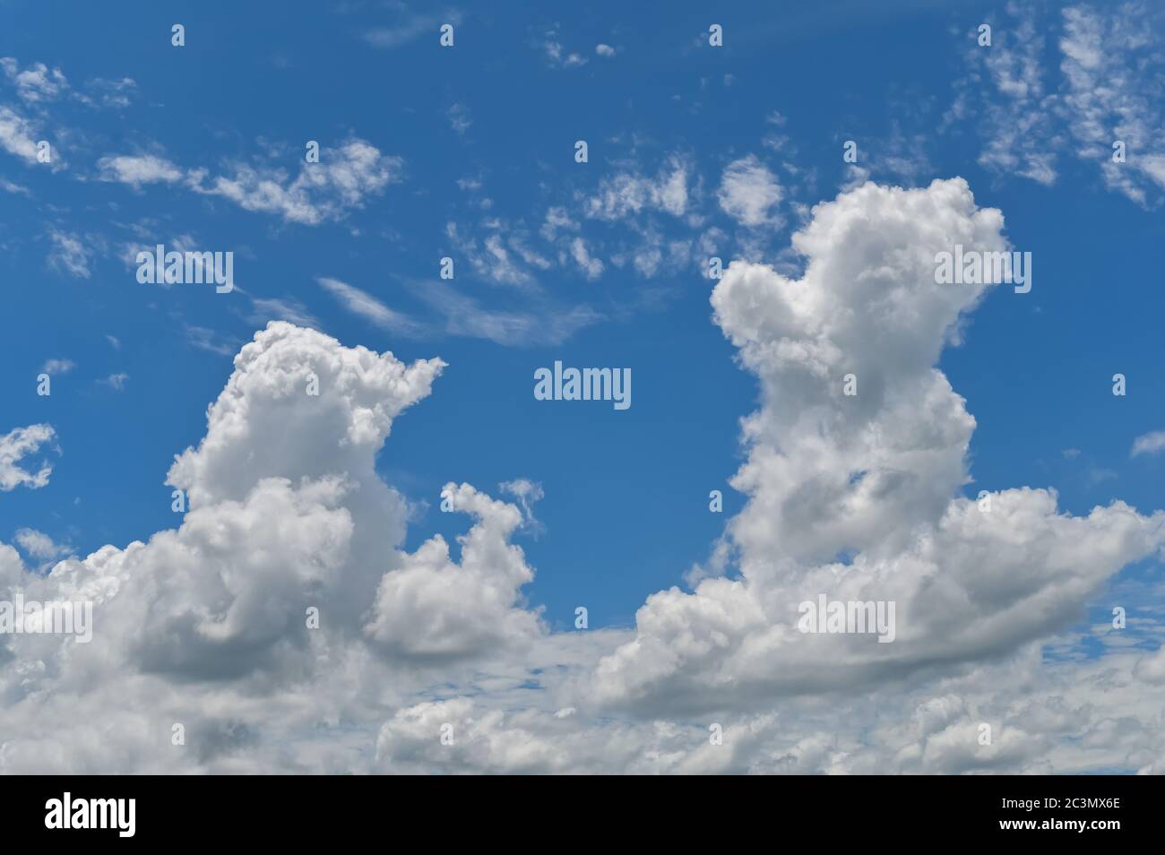 Cielo blu nubi fluffy natura sfondo, realistico Blue Sky sfondo Foto Stock