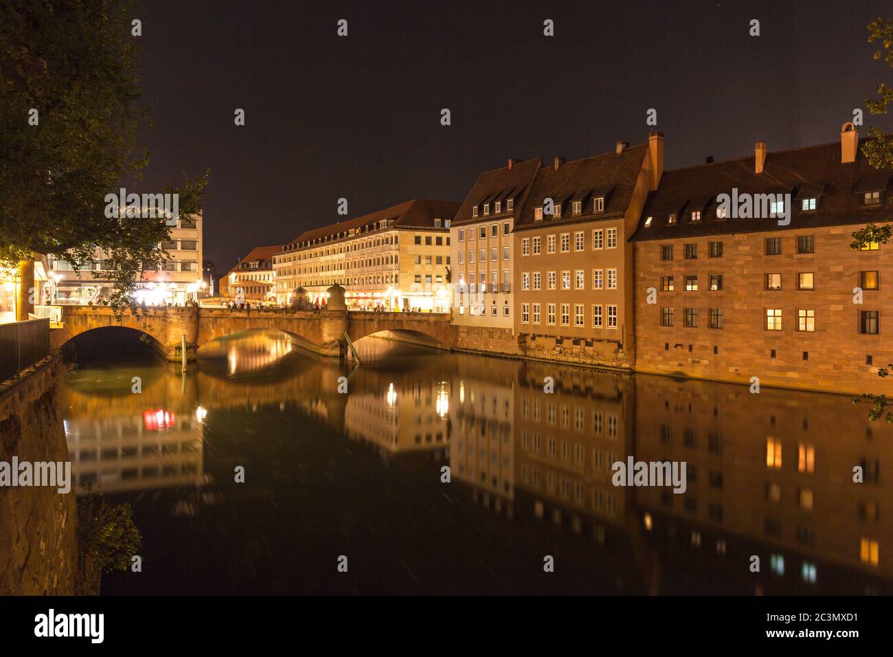 Vista notturna di Museumsbruck (ponte del Museo) e di Heilig-Geist-Spital, un ospedale storico sul fiume Pegnitz, nel centro storico di Norimberga, Bava Foto Stock