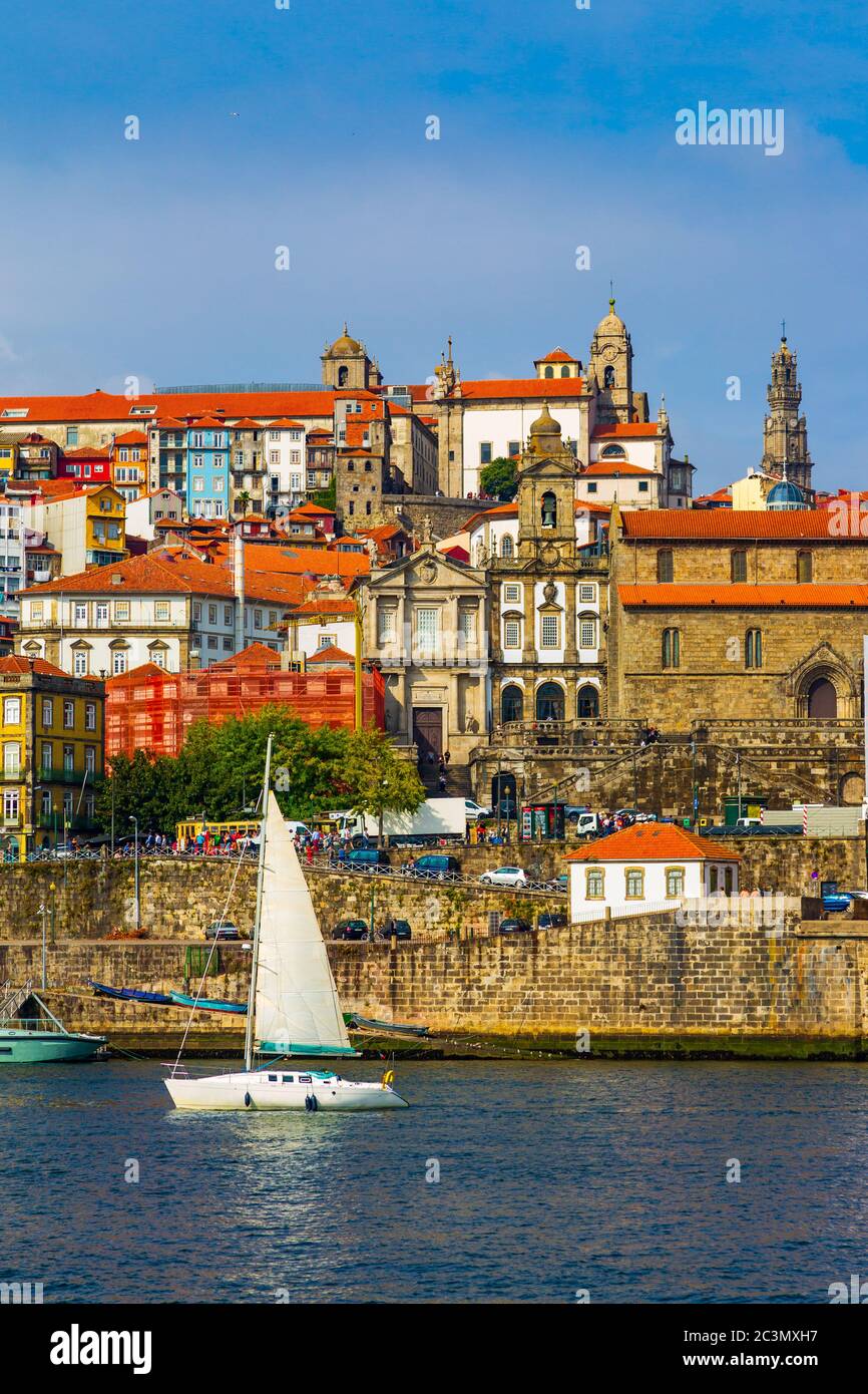 Porto, Portogallo quartiere di Riberia con edifici storici visti dal fiume Douro Foto Stock