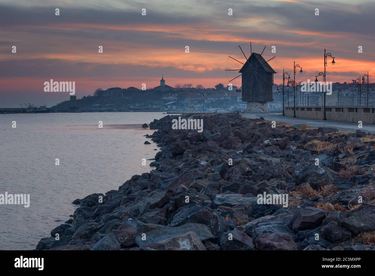 Vecchio mulino a vento nella città antica di Nesebar in Bulgaria. L'ingresso alla città vecchia. Costa bulgara del Mar Nero. Patrimonio mondiale dell'UNESCO. Strada Foto Stock