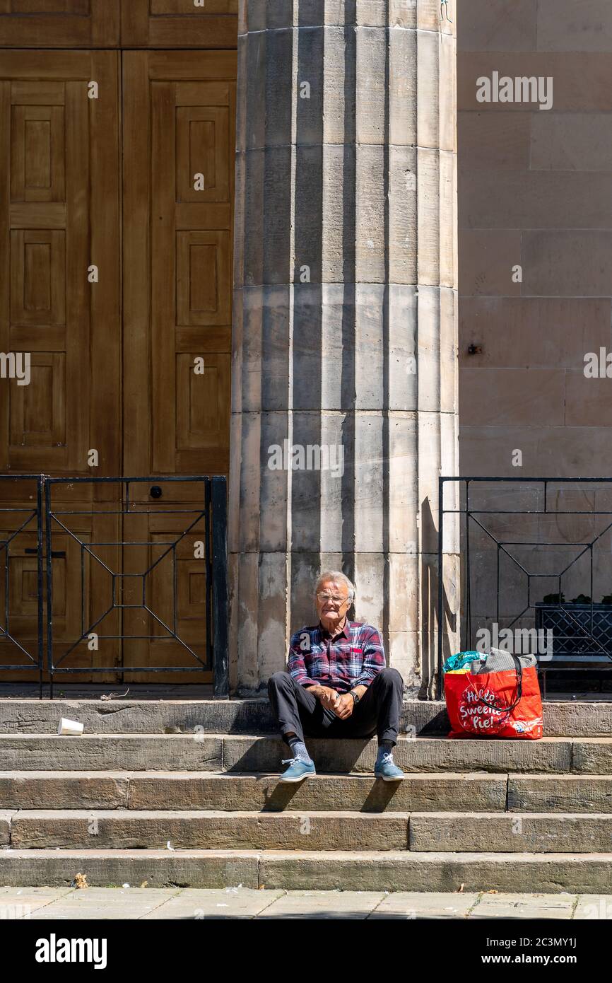 18 giugno 2020. St Giles Church, Plainstones, Elgin, Moray, Scozia, Regno Unito. Questa persona si gode il sole in una calda giornata estiva. Foto Stock