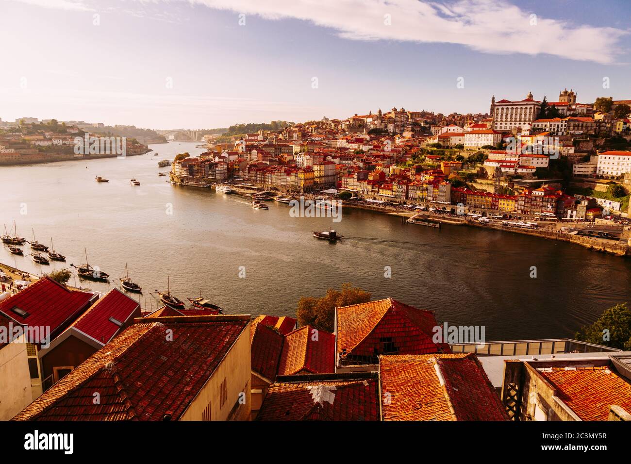 Porto, Portogallo, città vecchia edifici colorati del quartiere di Riberia e il fiume Douro Foto Stock