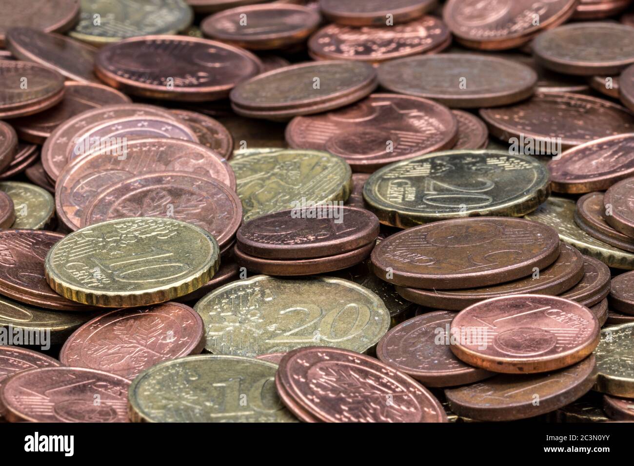 Molte monete usate sporche in euro e centesimi. Foto di riserva senza royalty. Foto Stock
